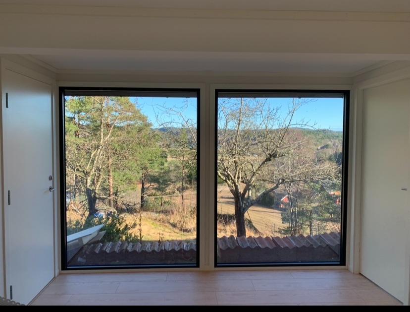 Utsikt fra stua mot Tjomsevannet - høyt og fritt